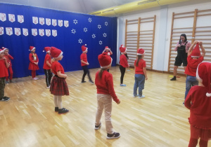 dzieci tańczą z Elfem